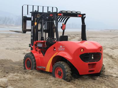 沙路越野叉車