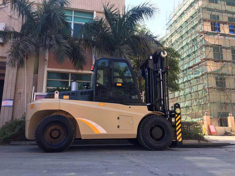 設(shè)備搬運13.5噸叉車|采購出租重型13.5噸叉車價格
