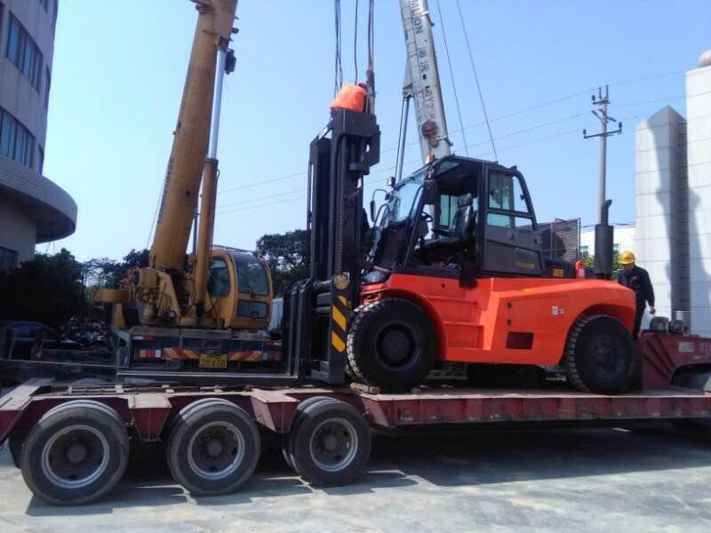設(shè)備搬運13.5噸叉車|采購出租重型13.5噸叉車價格