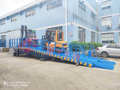 12噸移動式登車橋 高護(hù)欄型