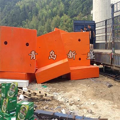 自浮式橋梁防撞設(shè)施 新盛牌浮動(dòng)式鋼覆復(fù)合材料防撞套箱