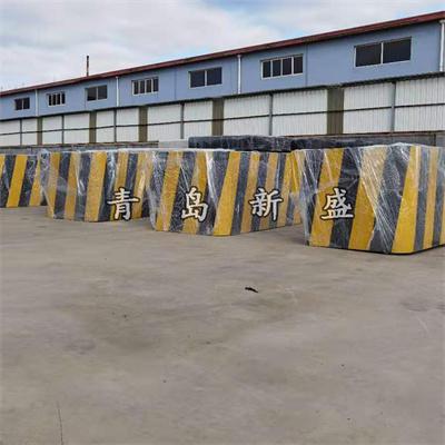 鐵跨公立交橋墩臺防撞保護裝置 公路橋墩黑黃相間醒目提示