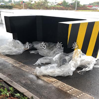 鐵跨公立交橋墩臺防撞保護裝置 公路橋墩黑黃相間醒目提示