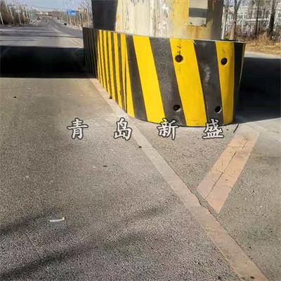 鐵跨公立交橋墩臺防撞保護裝置 公路橋墩黑黃相間醒目提示